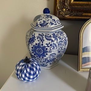 Vintage chinoiserie Jar Grand Millennial Vase Lid Blue and White